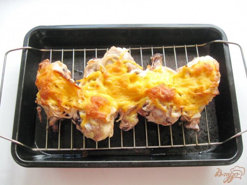 Фото приготовление рецепта: Куриные голени запеченные с луком и сыром шаг №7