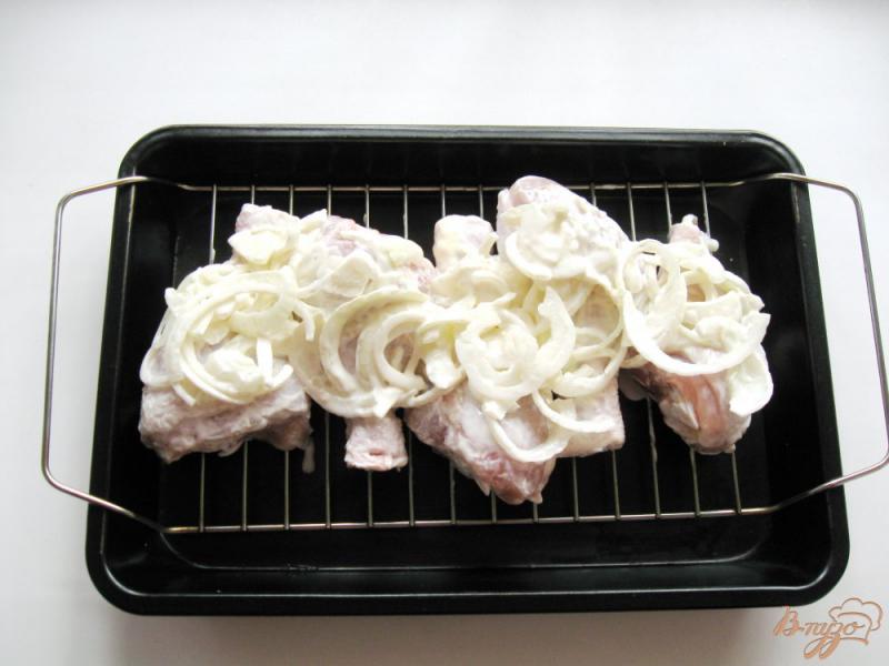 Фото приготовление рецепта: Куриные голени запеченные с луком и сыром шаг №5