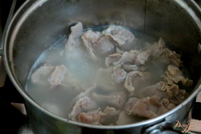 Фото приготовление рецепта: Куриные желудочки тушёные со сливками шаг №4