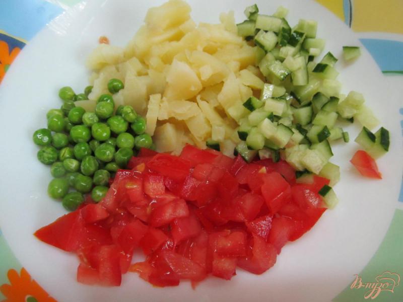 Фото приготовление рецепта: Салат с вареным хеком и овощами шаг №1