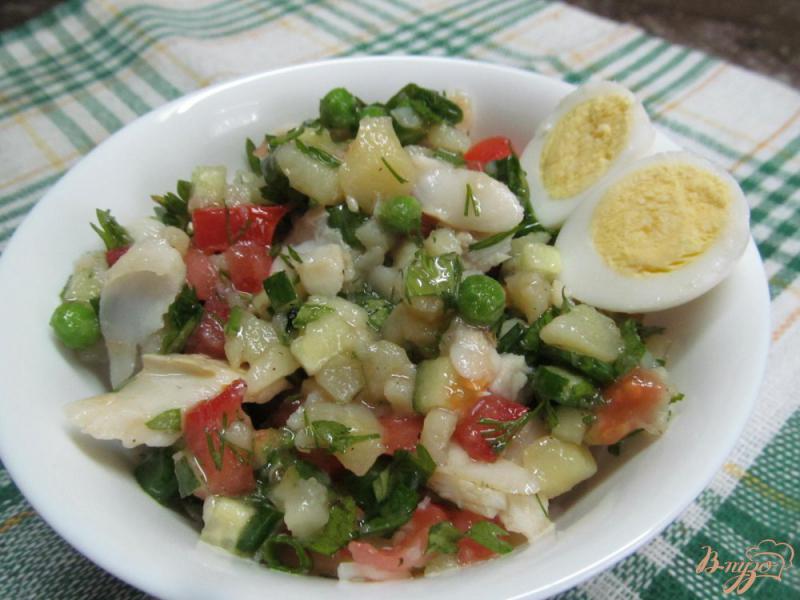 Фото приготовление рецепта: Салат с вареным хеком и овощами шаг №4