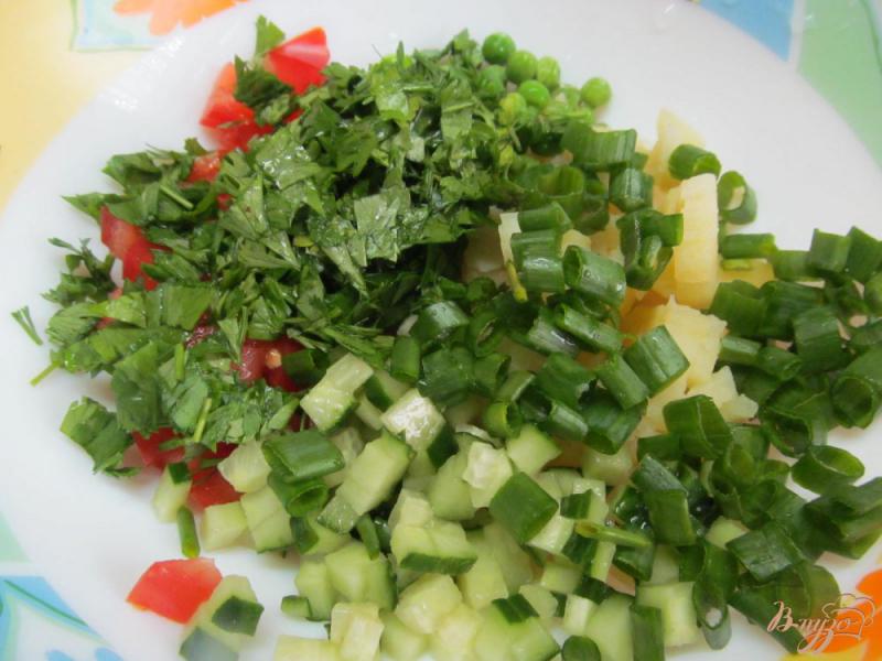 Фото приготовление рецепта: Салат с вареным хеком и овощами шаг №2