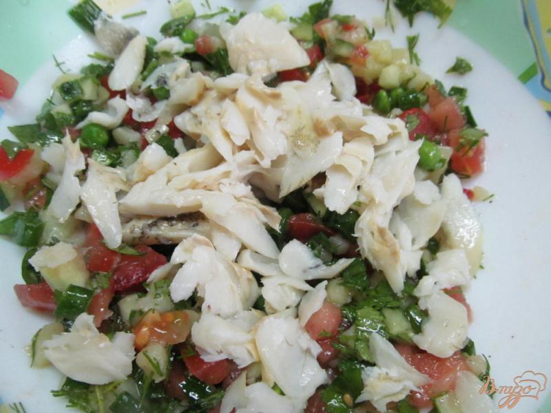 Фото приготовление рецепта: Салат с вареным хеком и овощами шаг №3