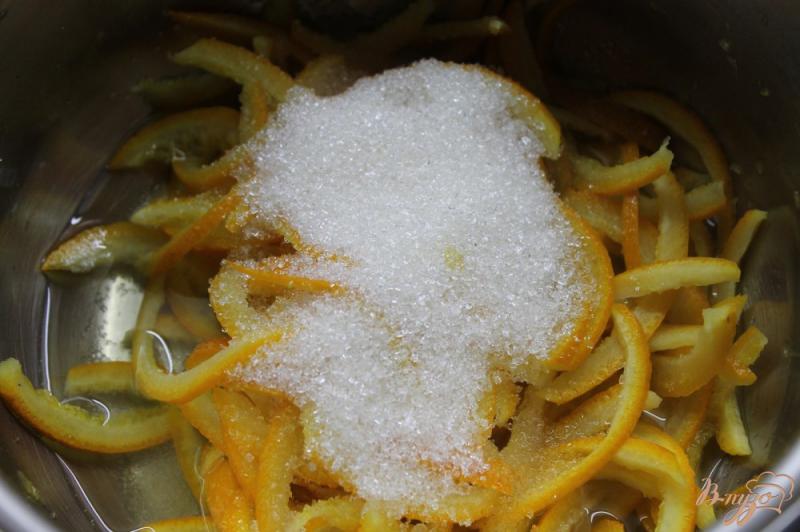 Фото приготовление рецепта: Цукаты из апельсиновых корок с корицей и мускатным орехом шаг №3