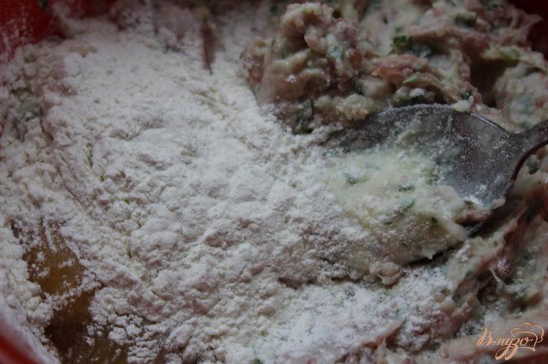 Фото приготовление рецепта: Картофельные котлеты с говяжьим фаршем и зеленью шаг №4