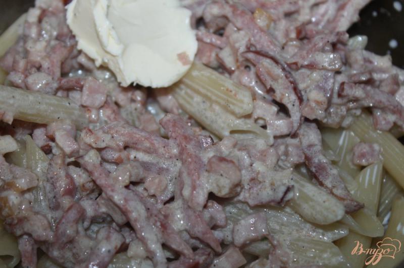 Фото приготовление рецепта: Паста « Пенне» с колбасой и сыром шаг №5