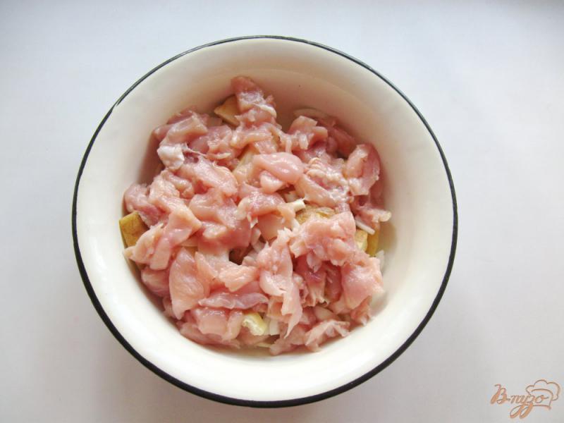 Фото приготовление рецепта: Куриное филе запеченное с картофелем и луком шаг №3