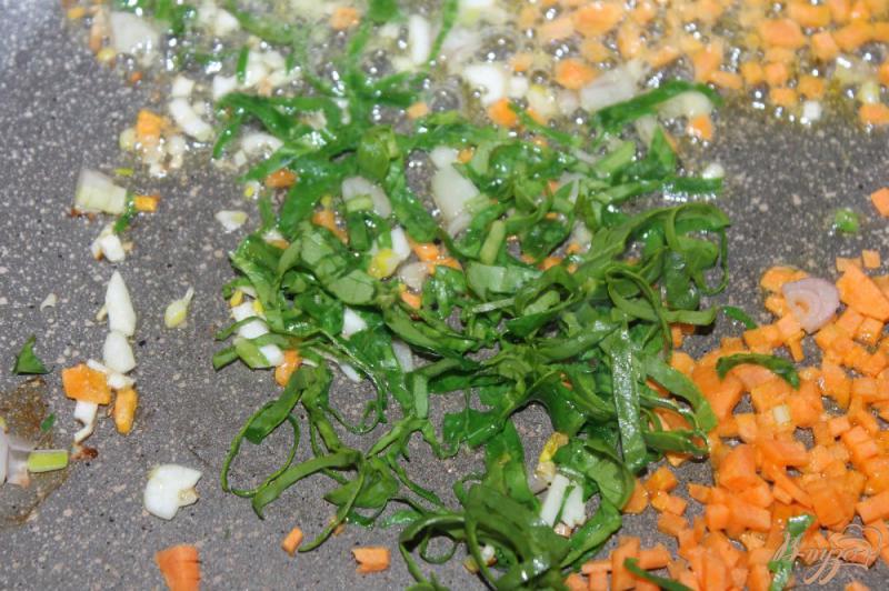 Фото приготовление рецепта: Отварной рис со шпинатом и соевым соусом шаг №2