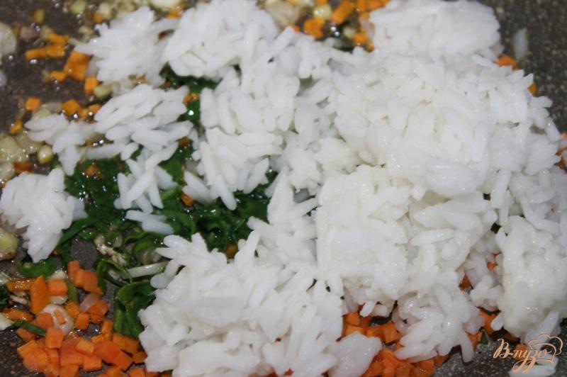 Фото приготовление рецепта: Отварной рис со шпинатом и соевым соусом шаг №4