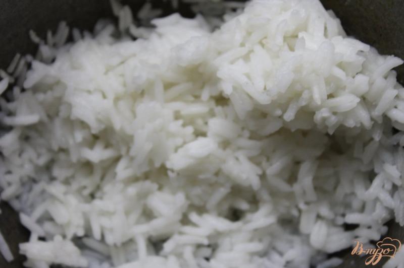 Фото приготовление рецепта: Отварной рис со шпинатом и соевым соусом шаг №3