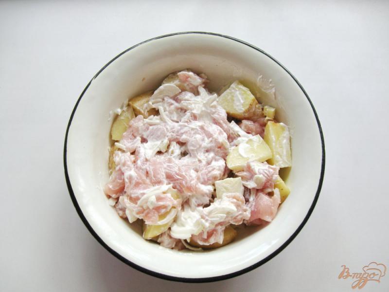 Фото приготовление рецепта: Куриное филе запеченное с картофелем и луком шаг №6