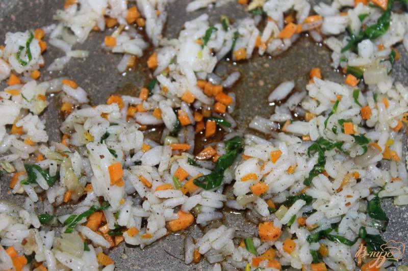 Фото приготовление рецепта: Отварной рис со шпинатом и соевым соусом шаг №5