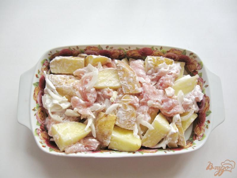 Фото приготовление рецепта: Куриное филе запеченное с картофелем и луком шаг №7