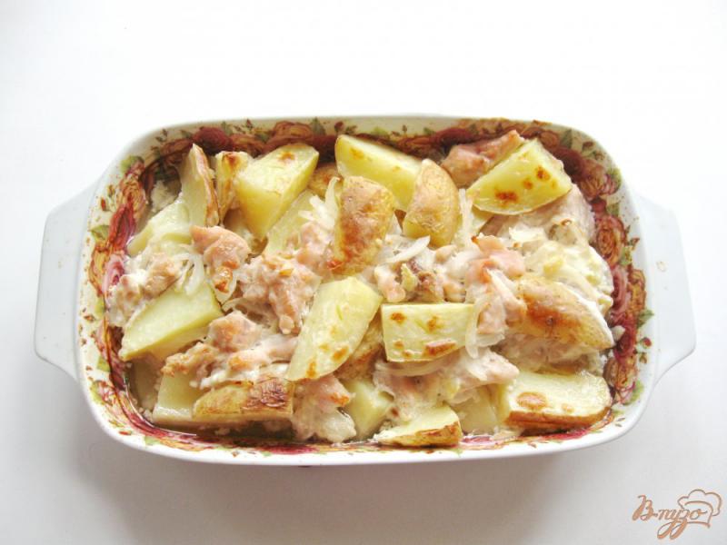 Фото приготовление рецепта: Куриное филе запеченное с картофелем и луком шаг №8