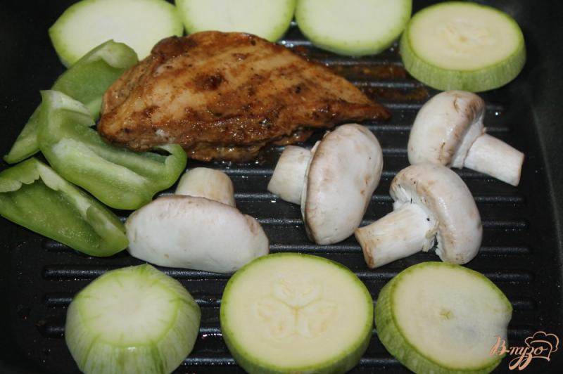 Фото приготовление рецепта: Теплый салат с курицей и карамелизированным луком - шалот шаг №4