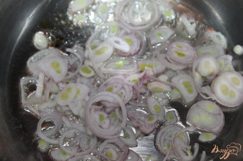 Фото приготовление рецепта: Теплый салат с курицей и карамелизированным луком - шалот шаг №5