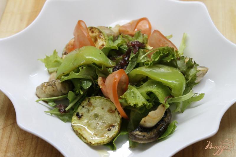 Фото приготовление рецепта: Теплый салат с курицей и карамелизированным луком - шалот шаг №8