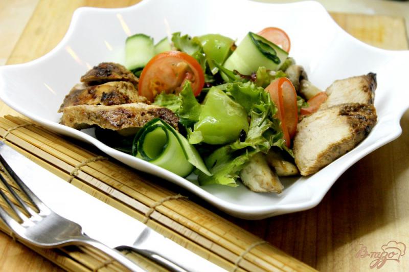 Фото приготовление рецепта: Теплый салат с курицей и карамелизированным луком - шалот шаг №9