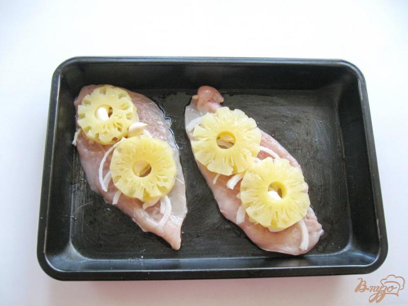 Фото приготовление рецепта: Куриные отбивные с ананасом шаг №4