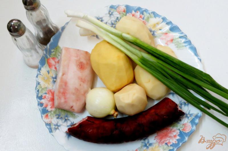 Фото приготовление рецепта: Картофель жареный на сале с колбасой и зелёным луком шаг №1