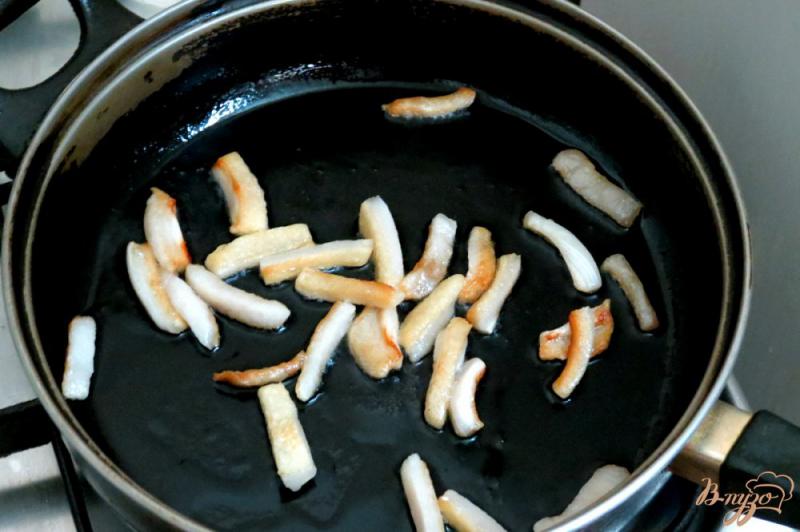 Фото приготовление рецепта: Картофель жареный на сале с колбасой и зелёным луком шаг №3