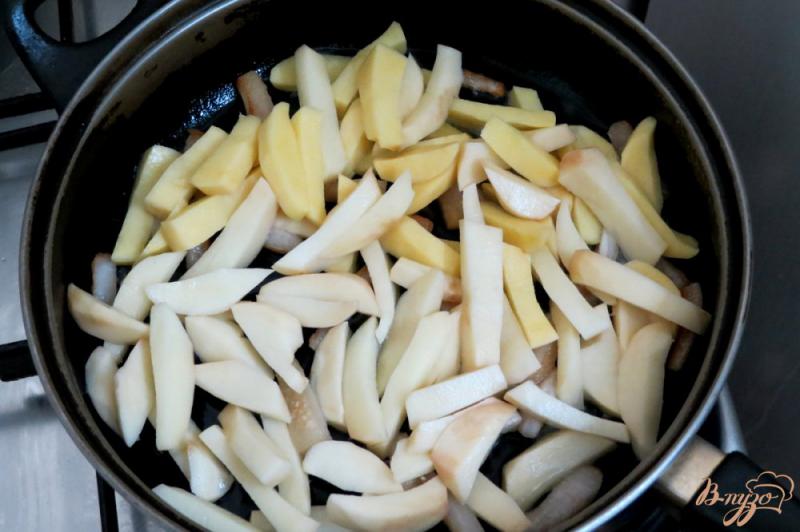 Фото приготовление рецепта: Картофель жареный на сале с колбасой и зелёным луком шаг №4