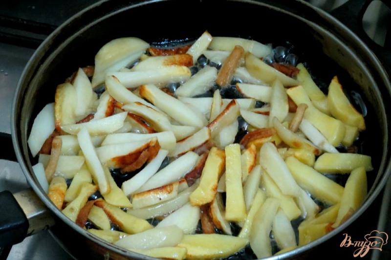 Фото приготовление рецепта: Картофель жареный на сале с колбасой и зелёным луком шаг №5