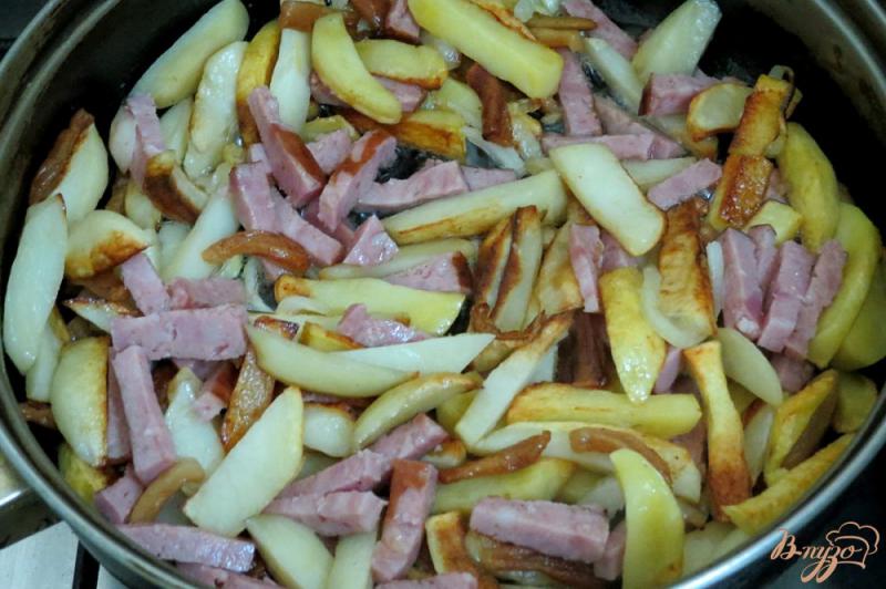 Фото приготовление рецепта: Картофель жареный на сале с колбасой и зелёным луком шаг №9