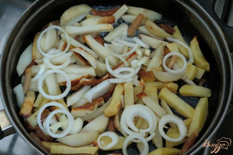Фото приготовление рецепта: Картофель жареный на сале с колбасой и зелёным луком шаг №8
