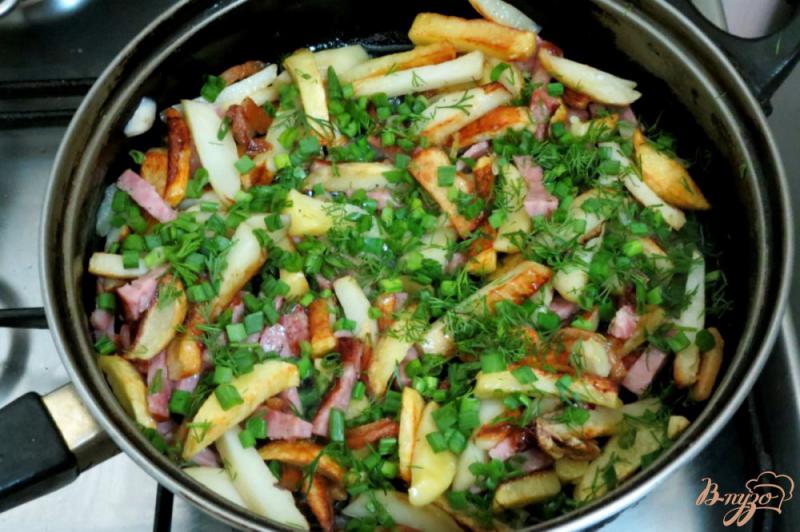 Фото приготовление рецепта: Картофель жареный на сале с колбасой и зелёным луком шаг №11