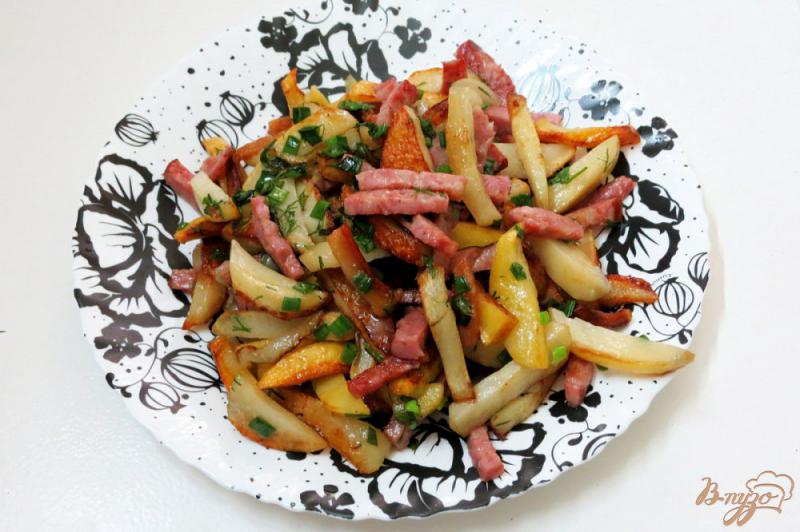 Фото приготовление рецепта: Картофель жареный на сале с колбасой и зелёным луком шаг №12