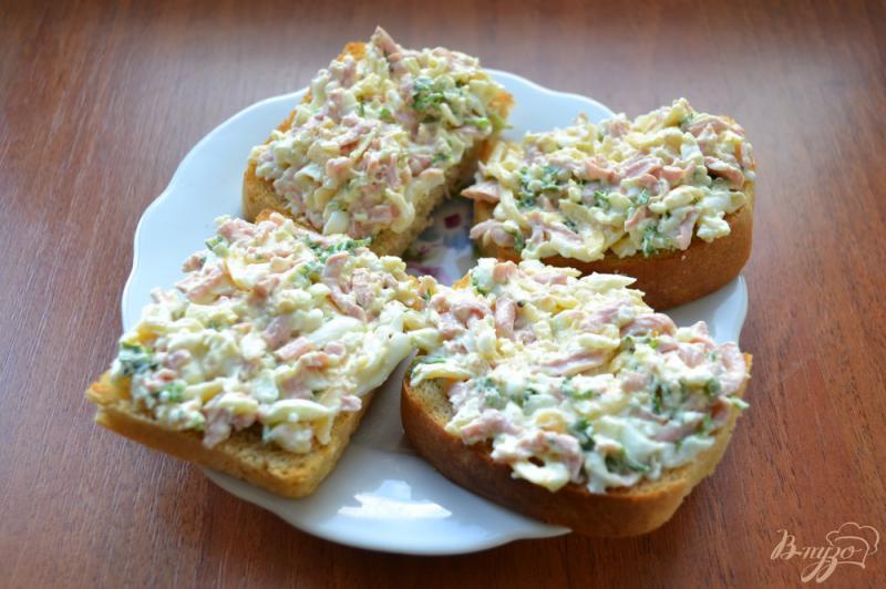 Фото приготовление рецепта: Бутерброды с намазкой из сыра, колбасы и яйца шаг №5