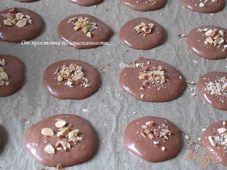 Фото приготовление рецепта: Шоколадное печенье с орехами шаг №5
