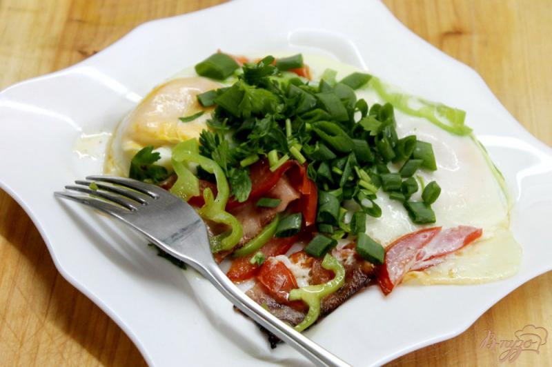 Фото приготовление рецепта: Яичница с ветчиной, помидорами и перцем шаг №4