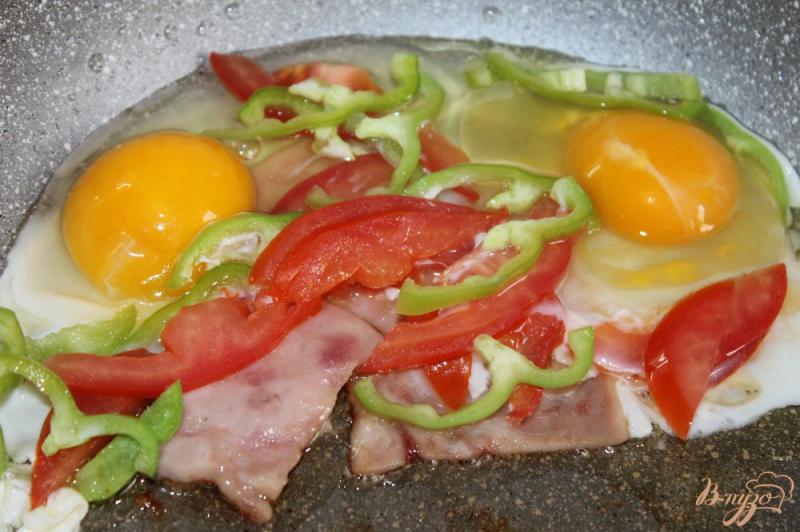 Фото приготовление рецепта: Яичница с ветчиной, помидорами и перцем шаг №3
