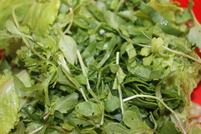 Фото приготовление рецепта: Зеленый салат с помидорами и кедровыми орешками шаг №4