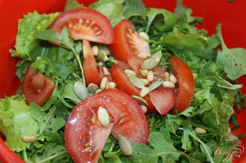 Фото приготовление рецепта: Зеленый салат с помидорами и кедровыми орешками шаг №5