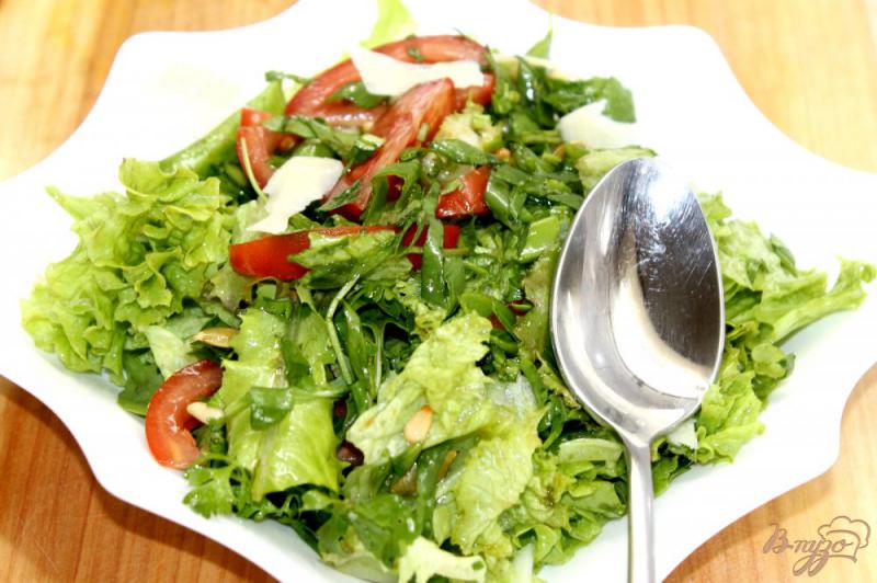 Фото приготовление рецепта: Зеленый салат с помидорами и кедровыми орешками шаг №6