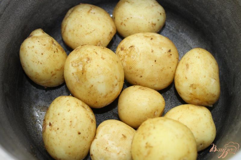 Фото приготовление рецепта: Отварной молодой картофель с шампиньонами шаг №1