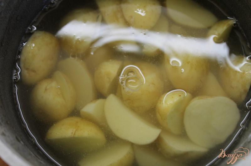 Фото приготовление рецепта: Отварной молодой картофель с шампиньонами шаг №2