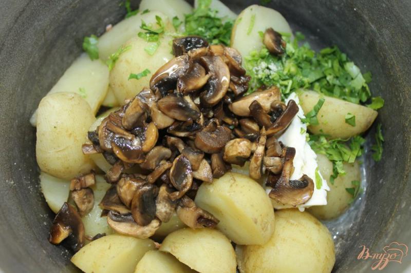 Фото приготовление рецепта: Отварной молодой картофель с шампиньонами шаг №6