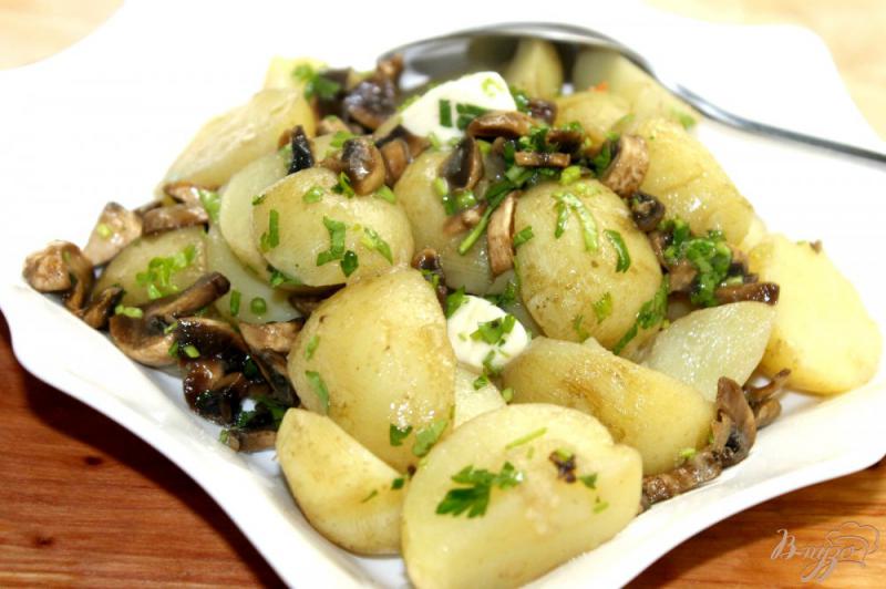 Фото приготовление рецепта: Отварной молодой картофель с шампиньонами шаг №7