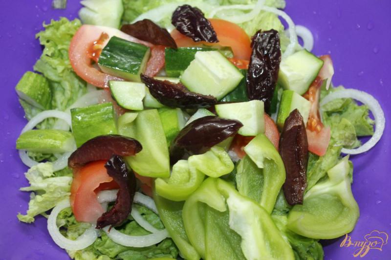 Фото приготовление рецепта: Легкий «фитнес салат» с маринованными сливами шаг №4