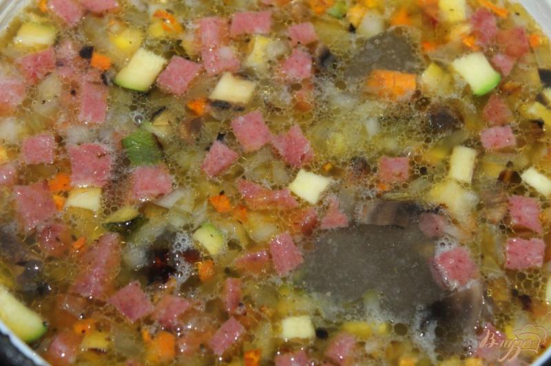 Фото приготовление рецепта: Суп с копченостями и овощами шаг №4
