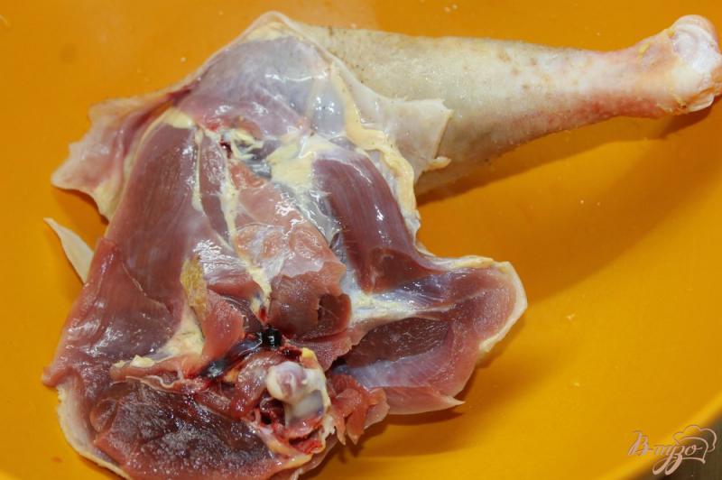 Фото приготовление рецепта: Тушеный куриный окорок в рукаве со специями и травами шаг №1