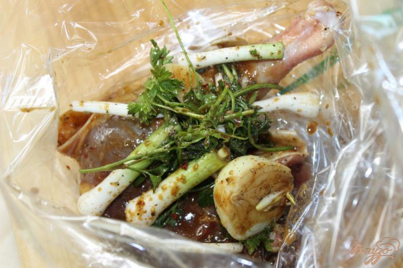 Фото приготовление рецепта: Тушеный куриный окорок в рукаве со специями и травами шаг №6