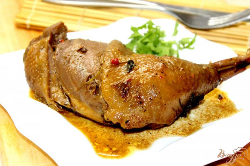 Фото приготовление рецепта: Тушеный куриный окорок в рукаве со специями и травами шаг №7