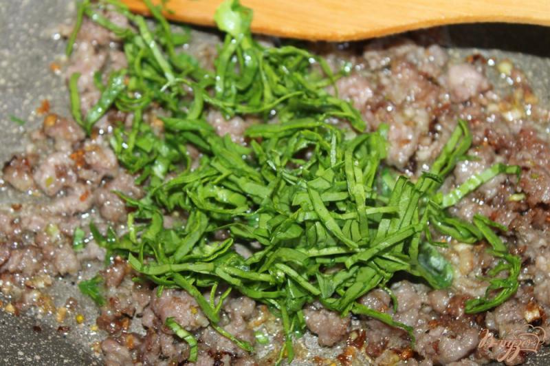 Фото приготовление рецепта: Блины со шпинатом и говяжьим фаршем шаг №3