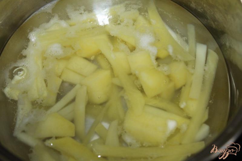 Фото приготовление рецепта: Гарнир из картофельного пюре с зеленью и сливочным сыром шаг №2