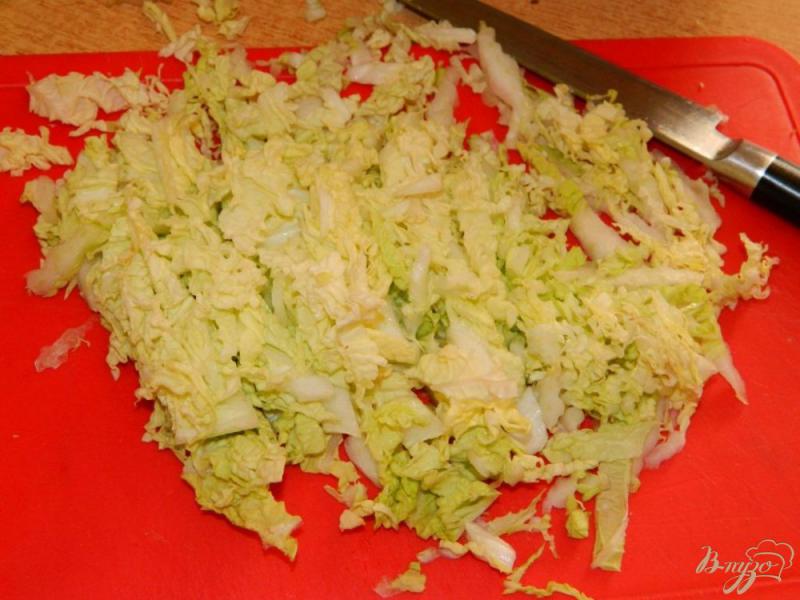 Фото приготовление рецепта: Салат с пекинской капустой и редисом шаг №2